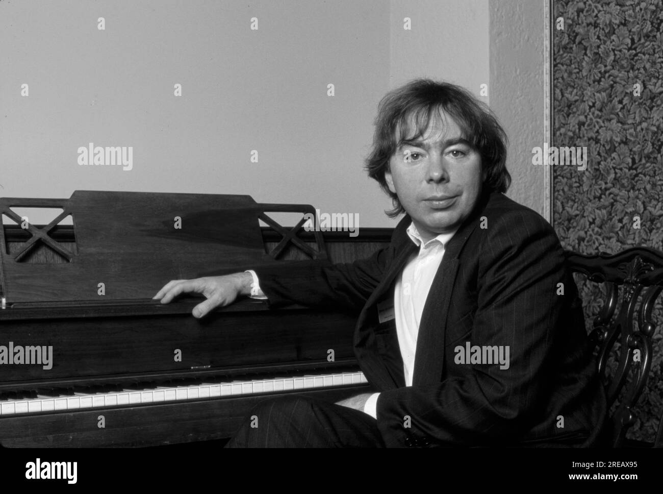 Andrew Lloyd Webber, englischer Komponist und Impresario von Musical-Theatern mehrere seiner Musicals laufen seit über einem Jahrzehnt sowohl im West End als auch am Broadway. Er komponierte 21 Musicals, einen Song-Zyklus, eine Reihe von Variationen, zwei Filmergebnisse und eine Latin Requiem Mass. Einige seiner Songs wurden weit verbreitet aufgenommen und waren erfolgreich außerhalb ihrer Elternmusicals, wie „Memory“ von Cats, „The Music of the Night“ und „All I Ask of You“ aus dem Phantom der Oper, „I don't Know How to Love him“ von Jesus Christ Superstar. Stockfoto