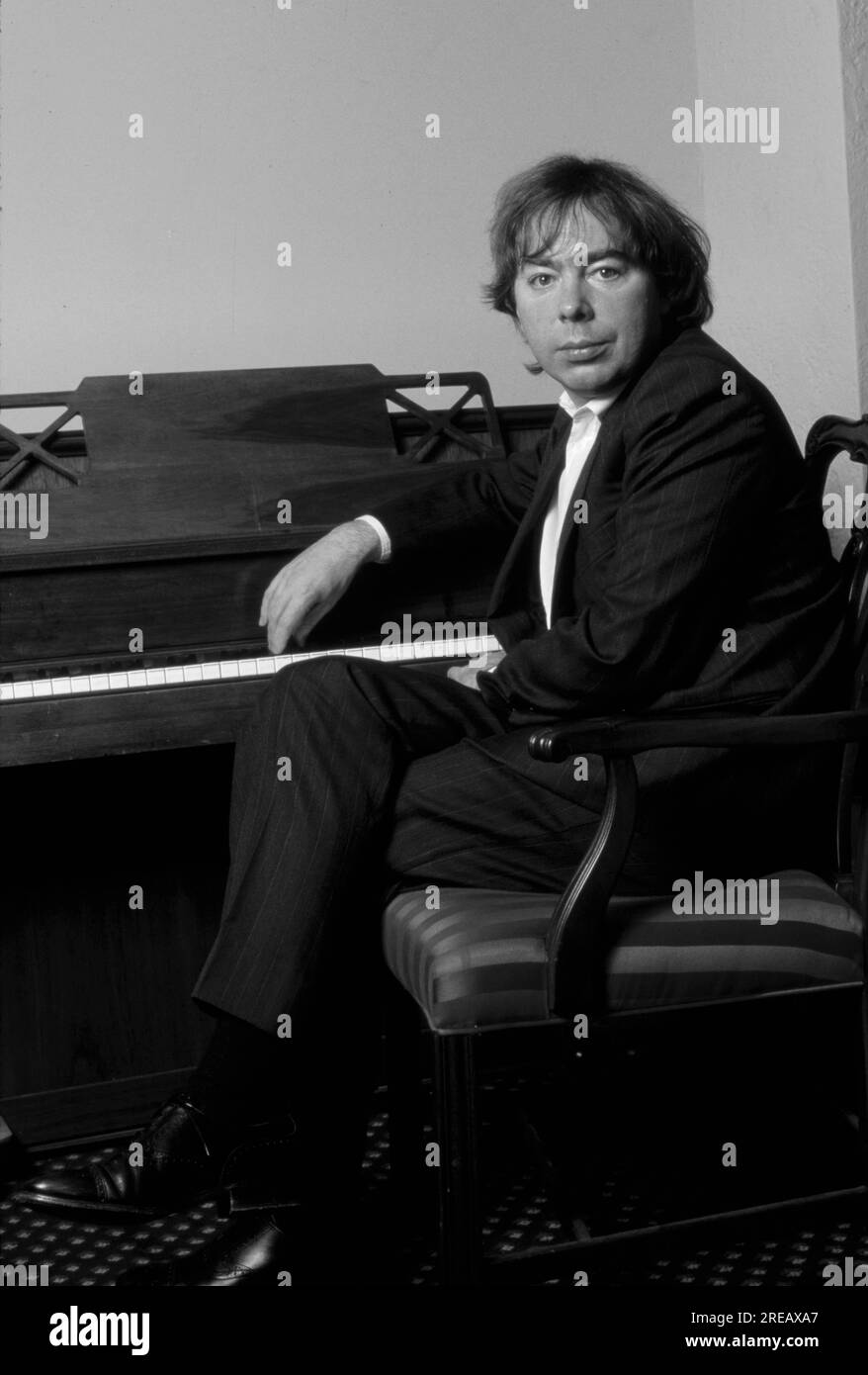 Andrew Lloyd Webber, englischer Komponist und Impresario von Musical-Theatern mehrere seiner Musicals laufen seit über einem Jahrzehnt sowohl im West End als auch am Broadway. Er komponierte 21 Musicals, einen Song-Zyklus, eine Reihe von Variationen, zwei Filmergebnisse und eine Latin Requiem Mass. Einige seiner Songs wurden weit verbreitet aufgenommen und waren erfolgreich außerhalb ihrer Elternmusicals, wie „Memory“ von Cats, „The Music of the Night“ und „All I Ask of You“ aus dem Phantom der Oper, „I don't Know How to Love him“ von Jesus Christ Superstar. Stockfoto