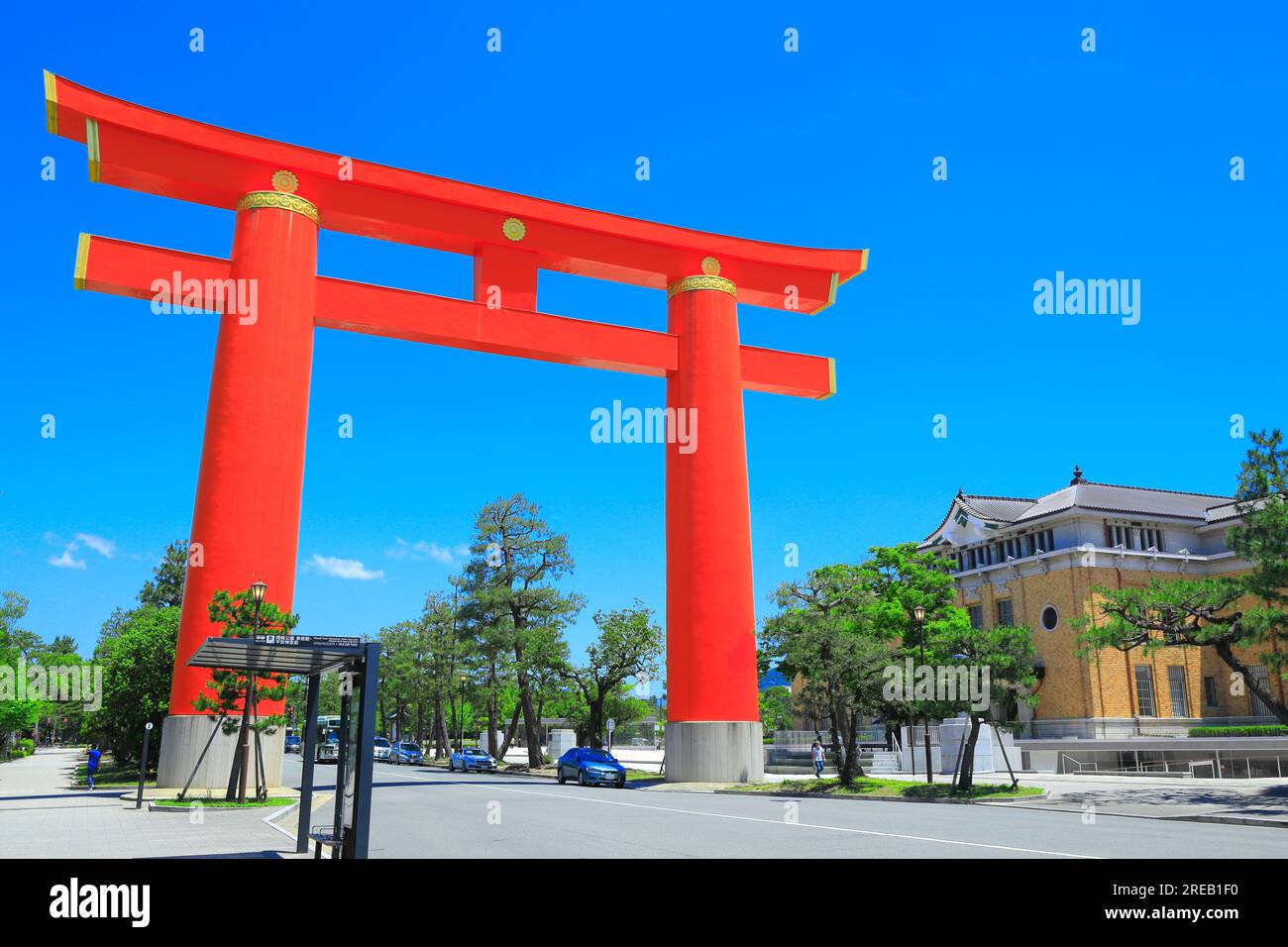 Otorii (großes Tor) des Heian-Jingu-Schreins und des Kyoto Municipal Museum of Art Stockfoto