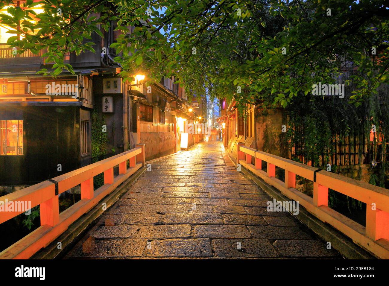 Abenddämmerung in Gion im Sommer Stockfoto