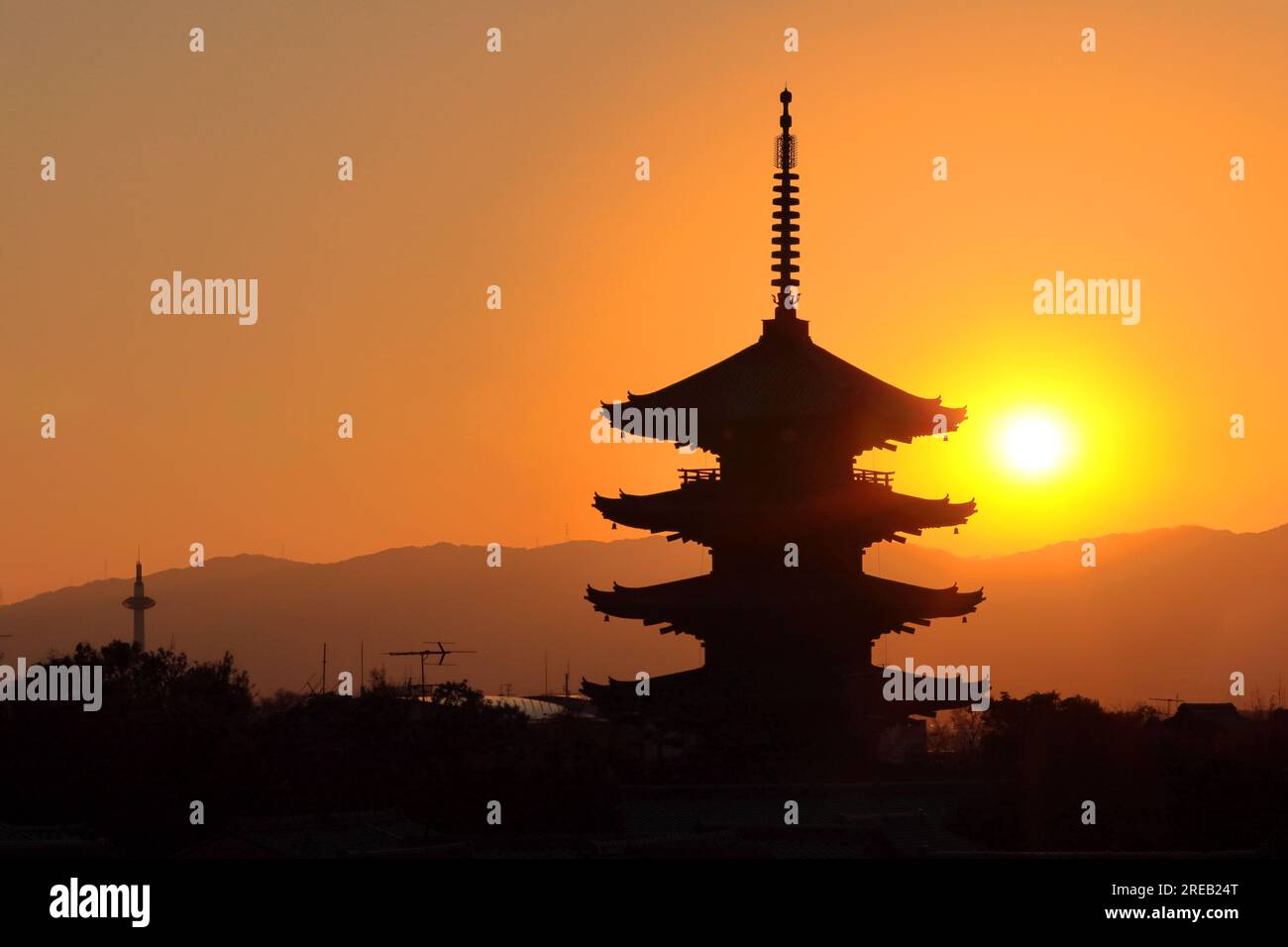 Sonnenuntergang im Winter und Yasaka-no-to (Pagode von Yasaka) Stockfoto