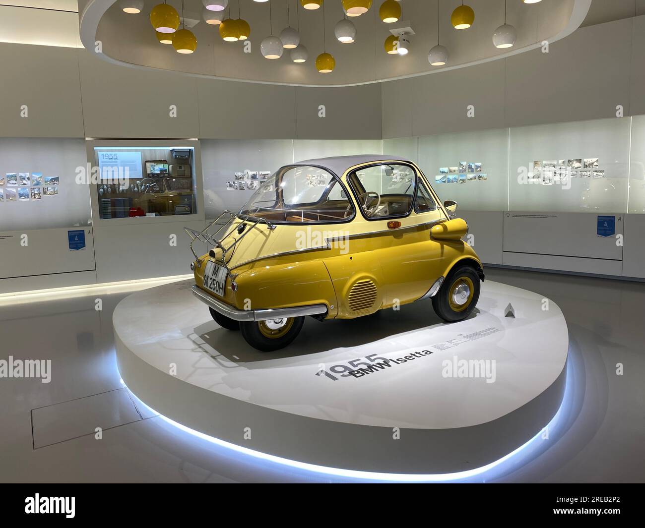 BMW Isetta 250 im BMW Museum in München, Bayern, Deutschland, Europa Stockfoto