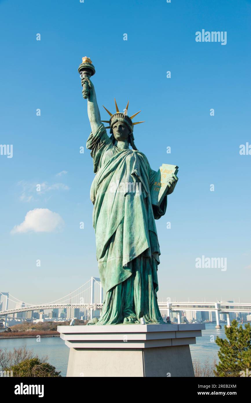 Die Freiheitsstatue und die Regenbogenbrücke Stockfoto