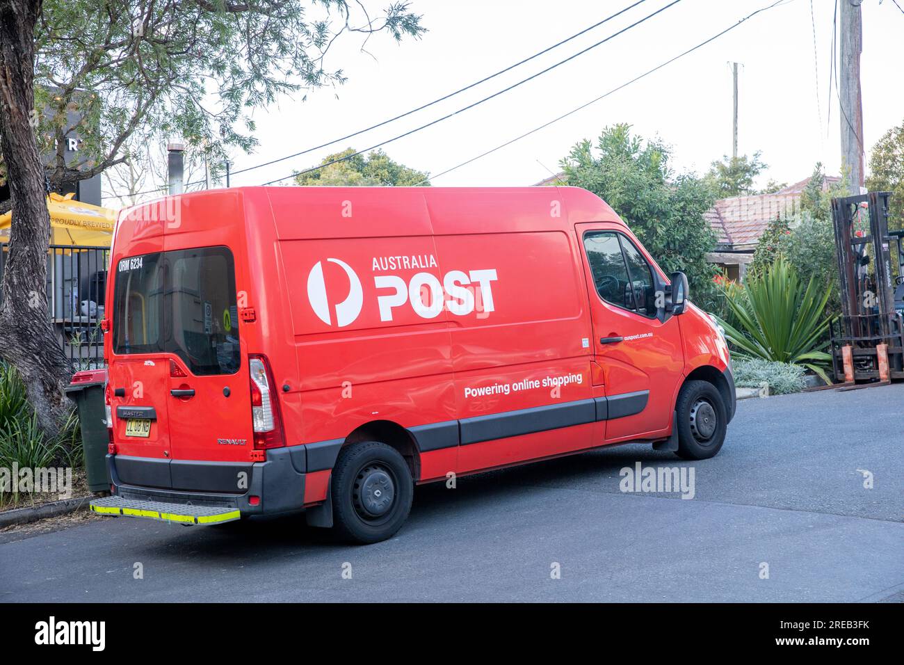 Australien Postzustellung roter Lieferwagen für Paket- und Postzustellung in Sydney, NSW, Australien zur Unterstützung von Online-Shopping-Lieferungen Stockfoto