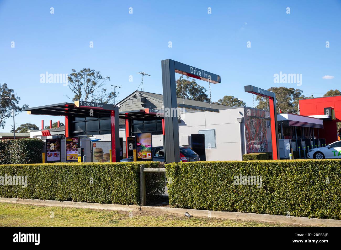 McDonald's Restaurant im Westen von St. Mary's Sydney, fahren Sie durch die Gegend, um Speisen zu bestellen und abzuholen, Sydney, Australien Stockfoto