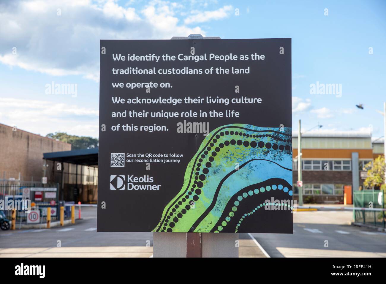 Bushaltestelle Sydney mit Schild, das die Ureinwohner als traditionelle Eigentümer und Hüter des Landes kennzeichnet, Sydney, NSW, Australien Stockfoto