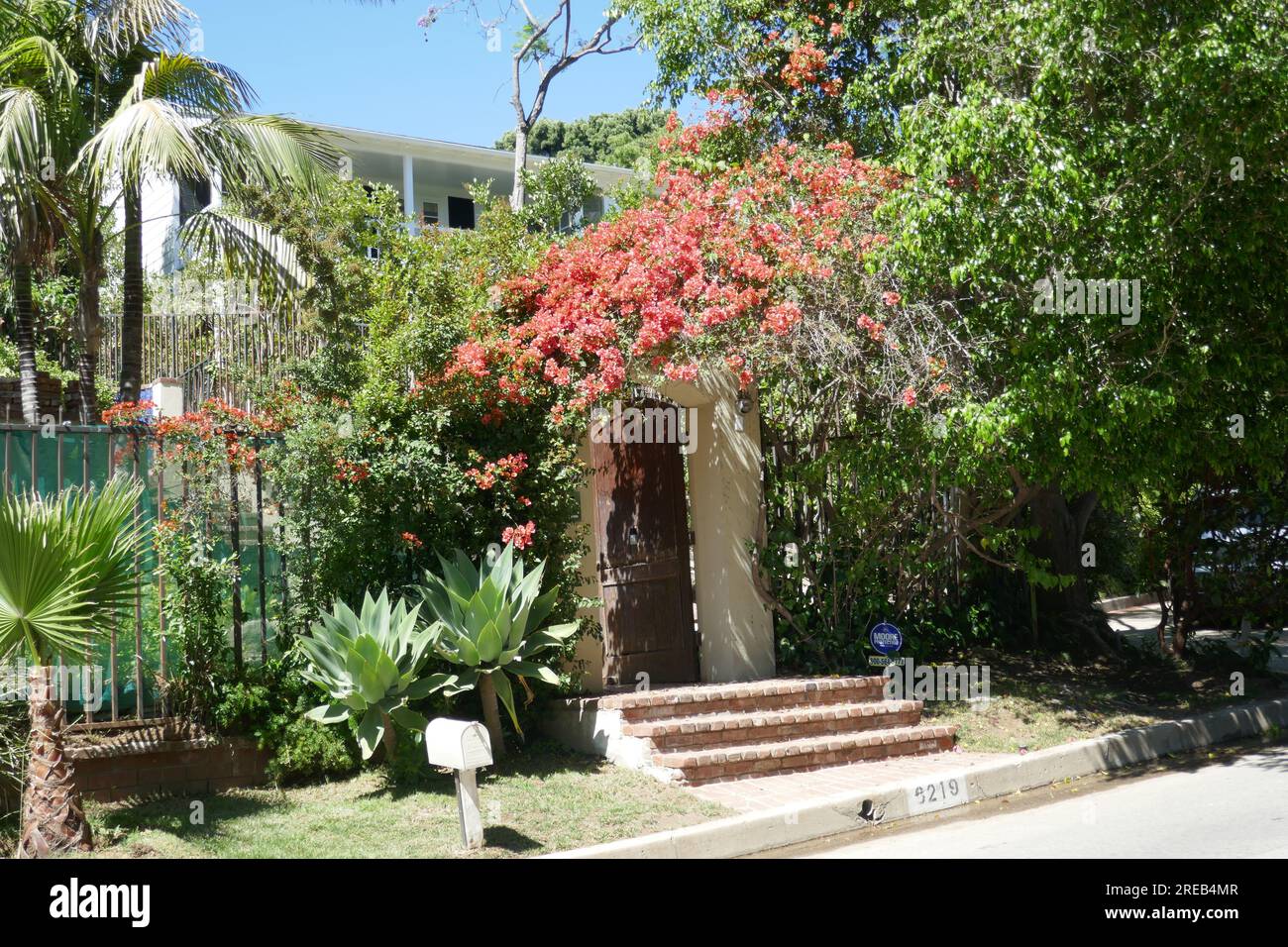 Los Angeles, Kalifornien, USA 26. Juli 2023 Schauspielerin Jodie Foster, Model Cheryl Tiegs und Tony Peck, ehemaliges Haus auf dem Flicker Way 9219 in den Bird Streets am 26. Juli 2023 in Los Angeles, Kalifornien, USA. Foto: Barry King/Alamy Stock Photo Stockfoto