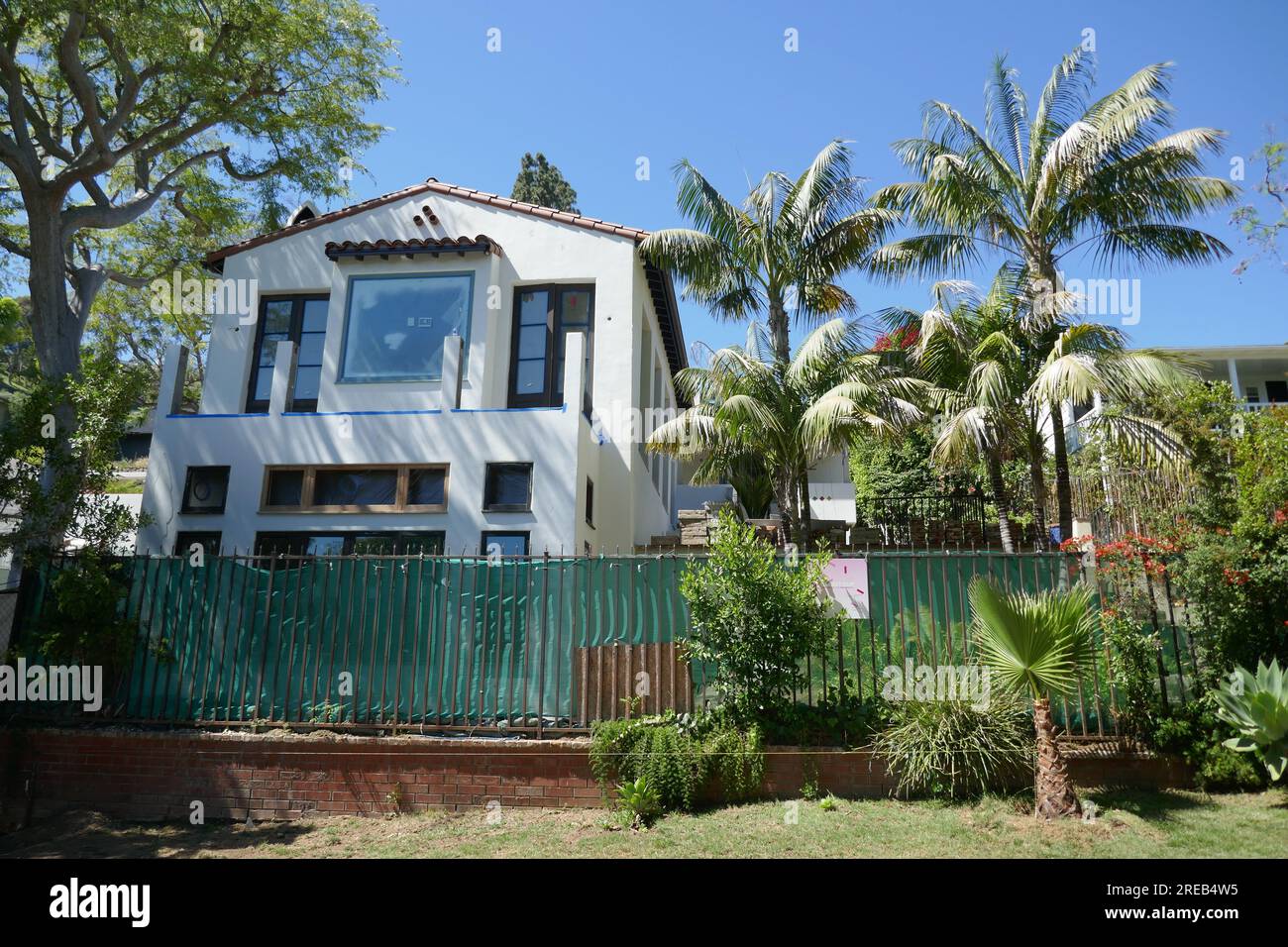 Los Angeles, Kalifornien, USA 26. Juli 2023 Schauspielerin Jodie Foster, Model Cheryl Tiegs und Tony Peck, ehemaliges Haus auf dem Flicker Way 9219 in den Bird Streets am 26. Juli 2023 in Los Angeles, Kalifornien, USA. Foto: Barry King/Alamy Stock Photo Stockfoto