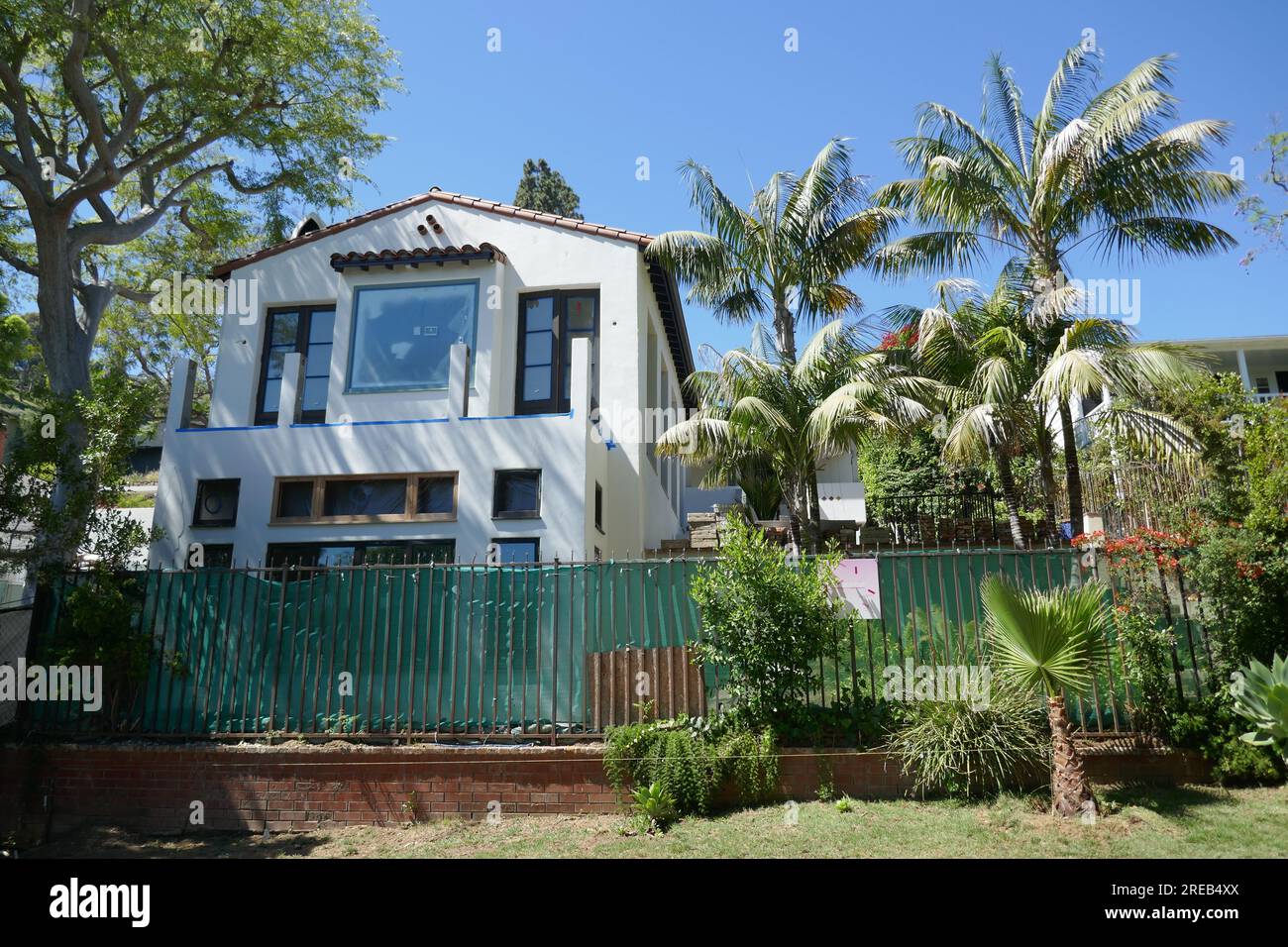 Los Angeles, Kalifornien, USA 26. Juli 2023 Schauspielerin Jodie Foster, Model Cheryl Tiegs und Tony Peck, ehemaliges Haus auf dem Flicker Way 9219 in den Bird Streets am 26. Juli 2023 in Los Angeles, Kalifornien, USA. Foto: Barry King/Alamy Stock Photo Stockfoto