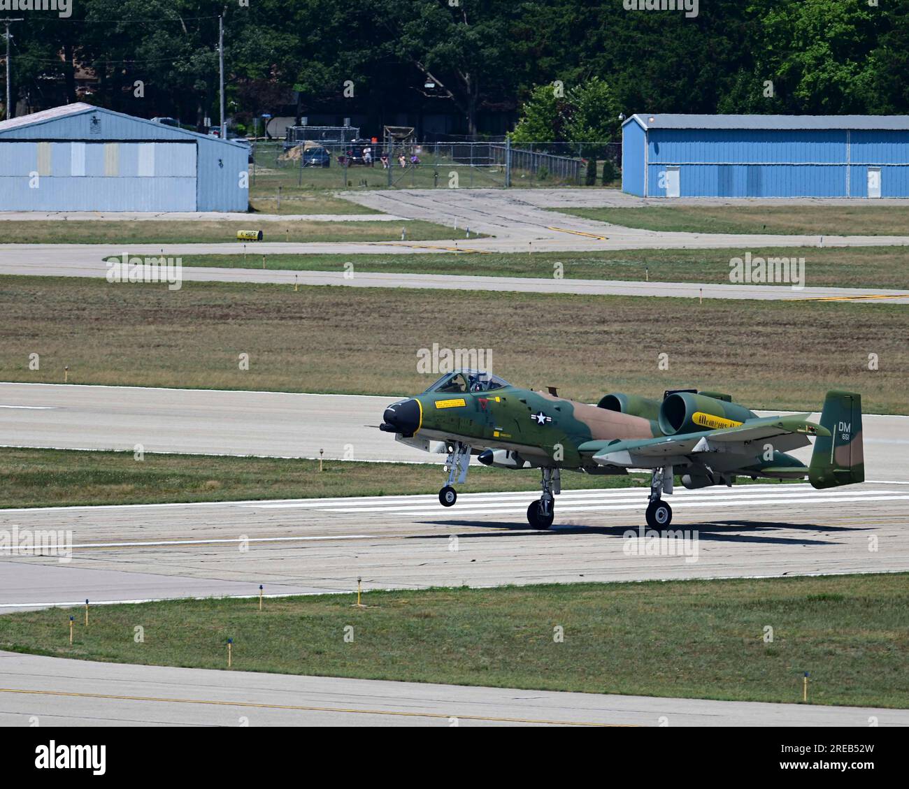 EIN US-AMERIKANISCHER Air Force A-10C Thunderbolt II startet am Muskegon County Airport in Muskegon, Michigan, 9. Juli 2023. Die A-10 ist ein nahes Luftstützflugzeug, das Armee, Marine, Marine und Koalition Bodenstreitkräfte unterstützt, die mit dem Feind in Kontakt stehen. (USA Air Force Foto von Staff Sgt. Nicholas Ross) Stockfoto