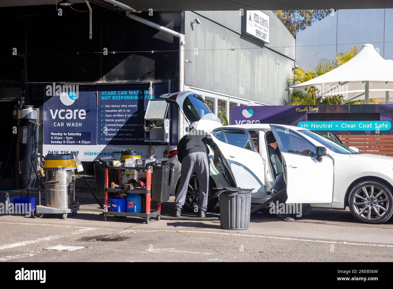 Australien Autowaschanlage und Parkservice in Warriewood Sydney mit angrenzendem Café Stockfoto