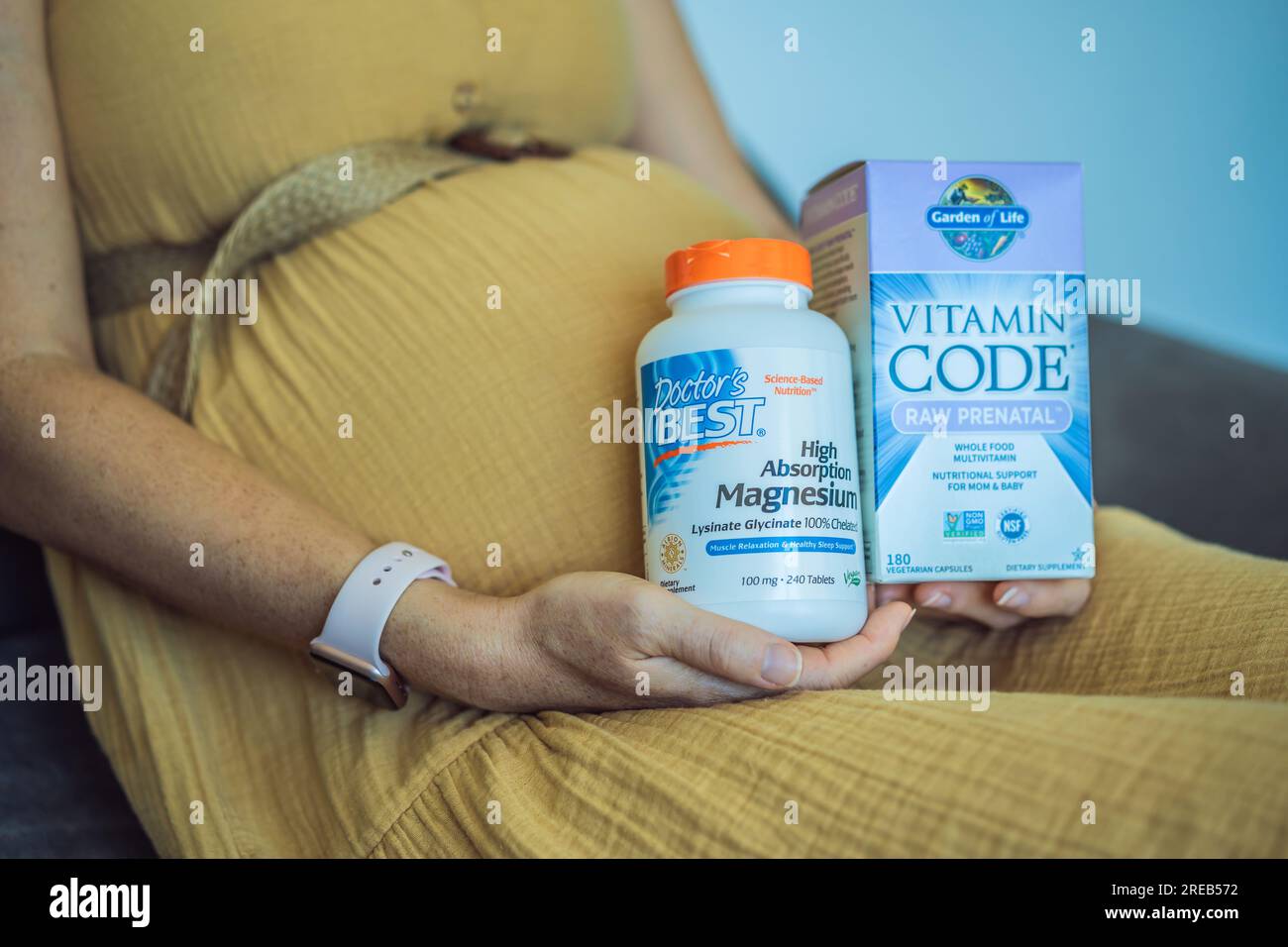 12.16.22, USA, Miami: Eine schwangere Frau erhielt ein iherb-Paket. Oder bei Whole Foods gekauft. Garten des Lebens, Vitamincode roh pränatal. Das Beste vom Arzt Stockfoto