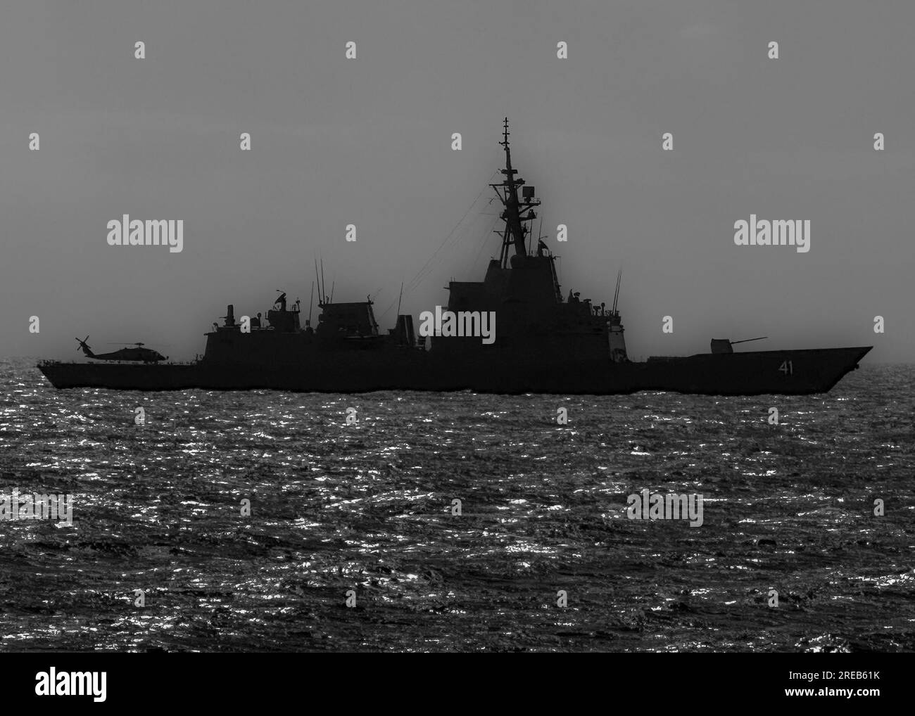 KORALLENMEER (23. Juli 2023) der königliche australische Navy-Zerstörer Hobart-Klasse HMAS Brisbane (DDG 41) durchquert während einer Feuerübung den Arleigh-Burke-Klasse-Zerstörer USS Rafael Peralta (DDG 115). Talisman Sabre ist die größte bilaterale Militäraktion zwischen Australien und den Vereinigten Staaten, die einen freien und offenen Indo-Pazifik vorantreibt, indem die Beziehungen und die Interoperabilität zwischen wichtigen Verbündeten gestärkt werden und unsere kollektiven Fähigkeiten verbessert werden, um auf eine Vielzahl potenzieller Sicherheitsbedenken zu reagieren. (USA Navy Illustration von Mass Communication Specialist 2. Klasse C Stockfoto