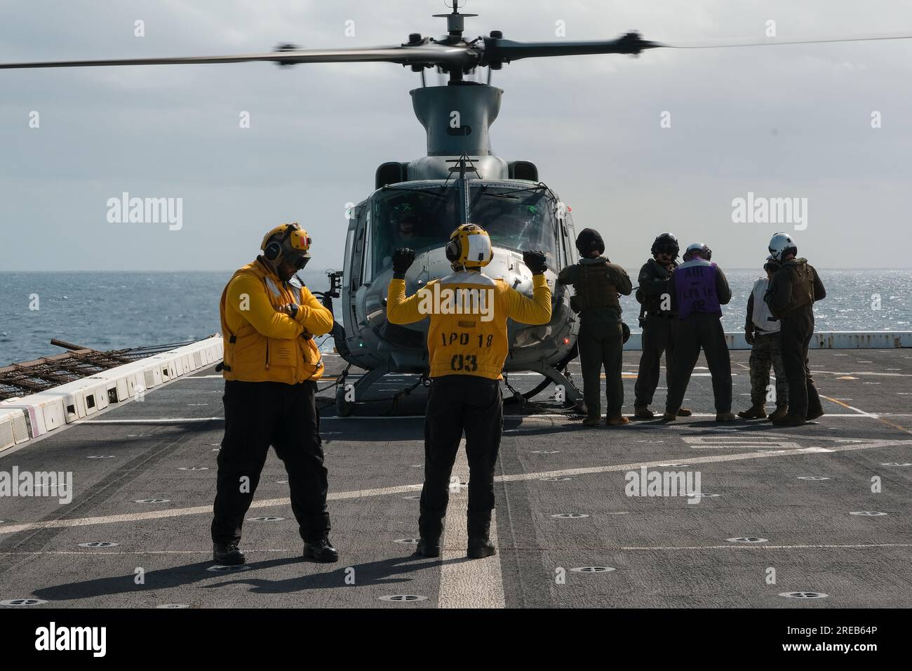 EIN US-AMERIKANISCHER Navy Sailor, der dem Amphibienschiff USS New Orleans (LPD-18) zugewiesen ist, verwendet Handsignale zur Kommunikation mit den USA Marines mit Marine Medium Tiltrotor Squadron 265 (rein.), während sie eine Wiederauffüllung auf See an Bord der USS New Orleans in der Korallensee am 20. Juli 2023 durchführten. Ein RAS bietet den Vorteil, dass ein längerer Seeverkehr auf See aufrechterhalten werden kann. Die MEU 31. operiert an Bord von Schiffen der America Expeditionary Strike Group im 7.-Flottengebiet, um die Interoperabilität mit Verbündeten und Partnern zu verbessern und als einsatzbereite Eingreiftruppe zur Verteidigung des Friedens und zu dienen Stockfoto