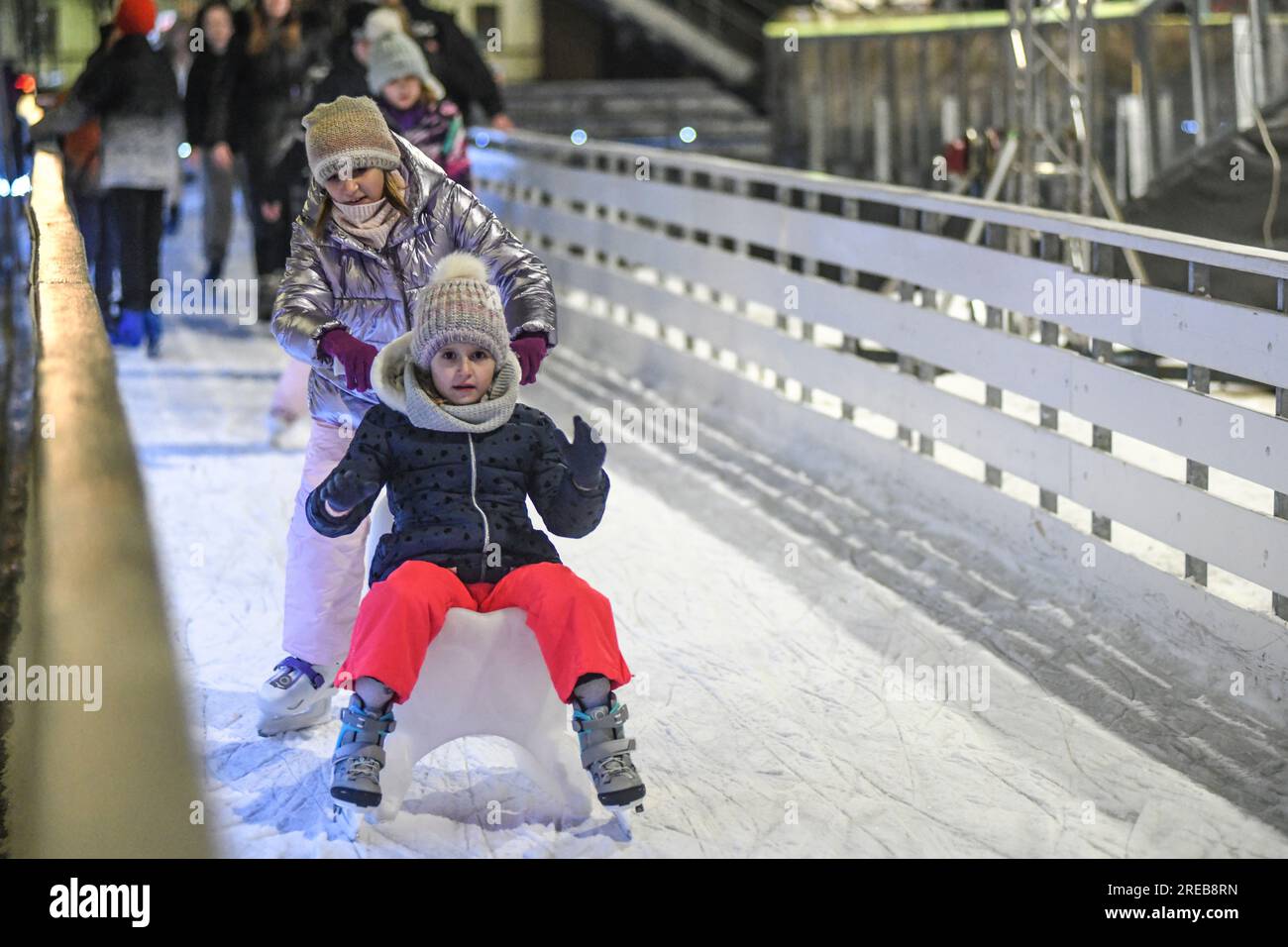 Kleine Schwestern Schlittschuhlaufen in Varazdin während der Winterferien, Kroatien Stockfoto