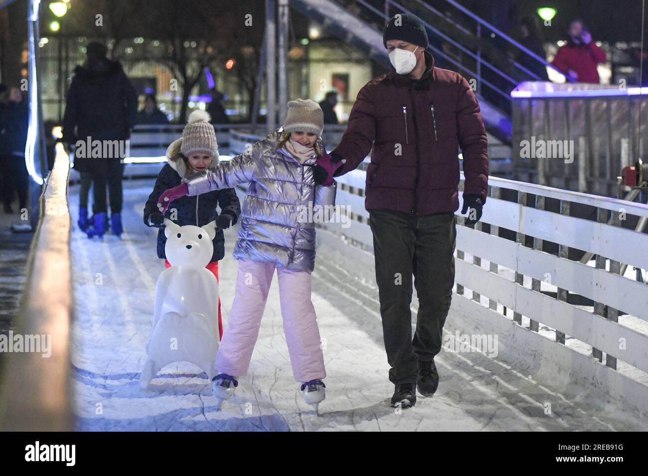Vater und seine kleinen Töchter Schlittschuhlaufen in Varazdin während der Winterferien in Kroatien Stockfoto