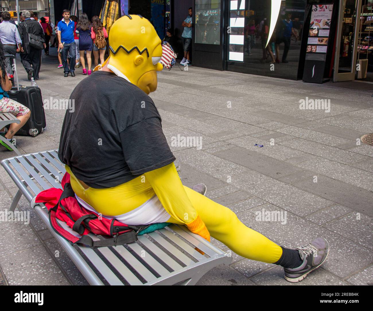 Eine Figur am Times Square, New York, macht eine Pause Stockfoto