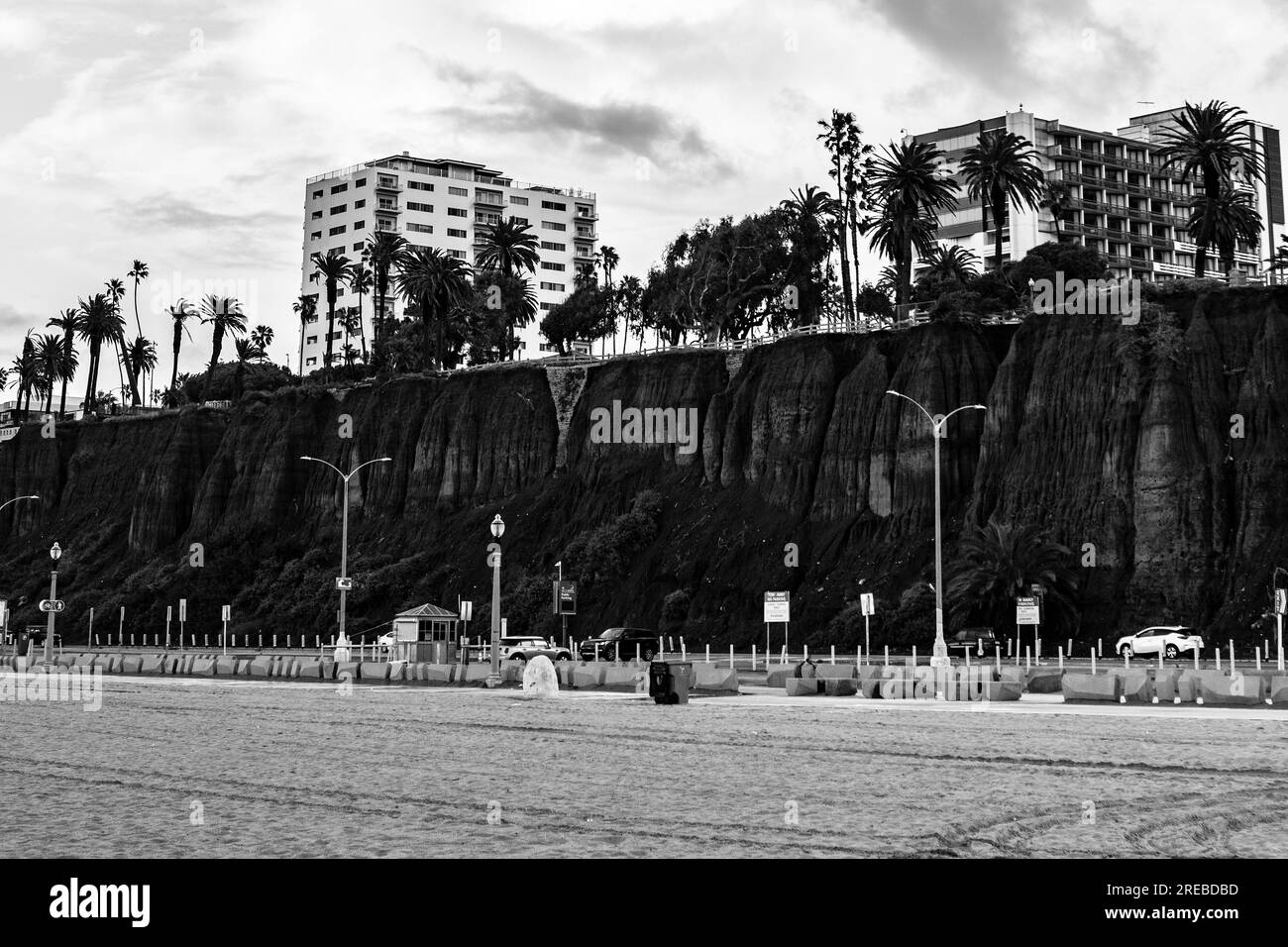 Santa Monica, Kalifornien, USA. 22. März 2023. Santa Monica Beach bei Sonnenuntergang inmitten verstreuter Regenschauer mit Blick auf den Pacific Palisades Park und die Innenstadt von Santa Monica. (Kreditbild: © Taidgh Barron/ZUMA Press Wire) NUR REDAKTIONELLE VERWENDUNG! Nicht für den kommerziellen GEBRAUCH! Stockfoto