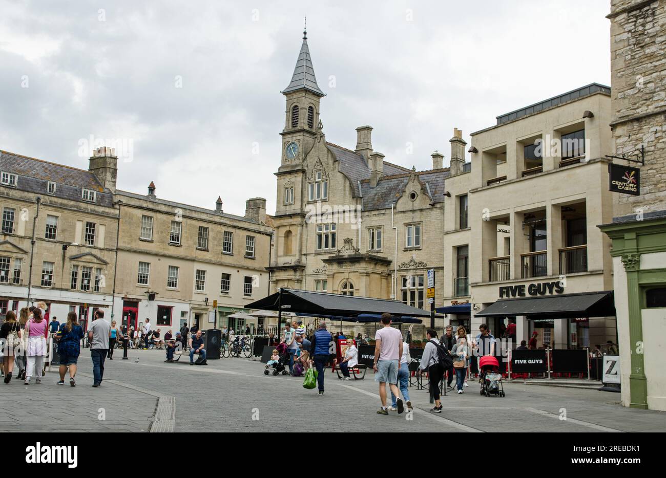 Bath, Großbritannien - 3. September 2022: Blick auf ein geschäftiges Saw Close mit Restaurants und Unterhaltungsmöglichkeiten an einem bedeckten Sommertag in Bath, Somers Stockfoto