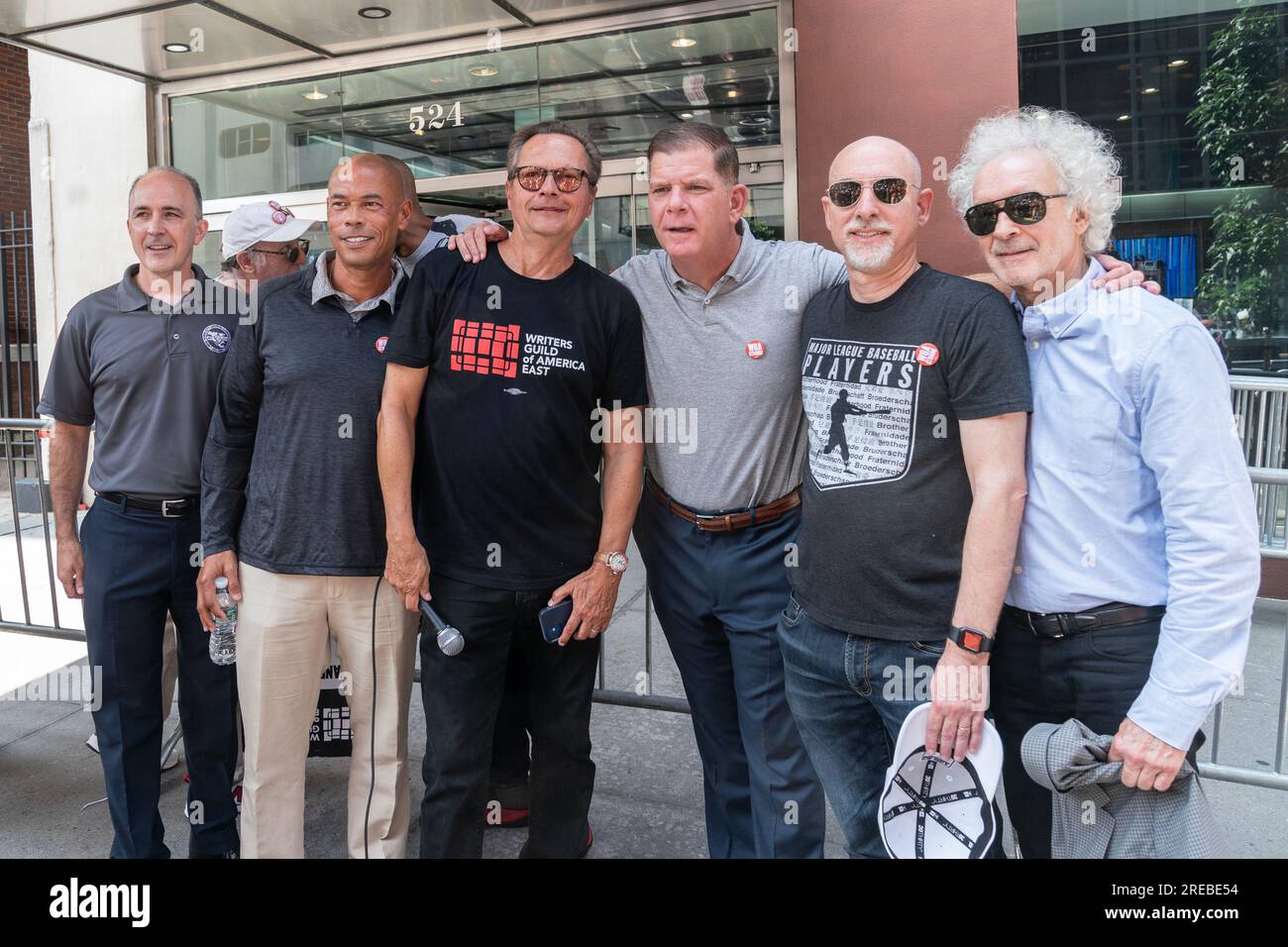 Vincent Alvarez, Lloyd Howell, Lowell Peterson, Marty Walsh, Bruce meyer, Don Zavelo tritt am 26. Juli 2023 in New York zusammen mit eindrucksvollen Mitgliedern der Writers Guild of America vor dem CBS Broadcast Center bei der Titelkampagne der Sportjournalisten in New York an Stockfoto