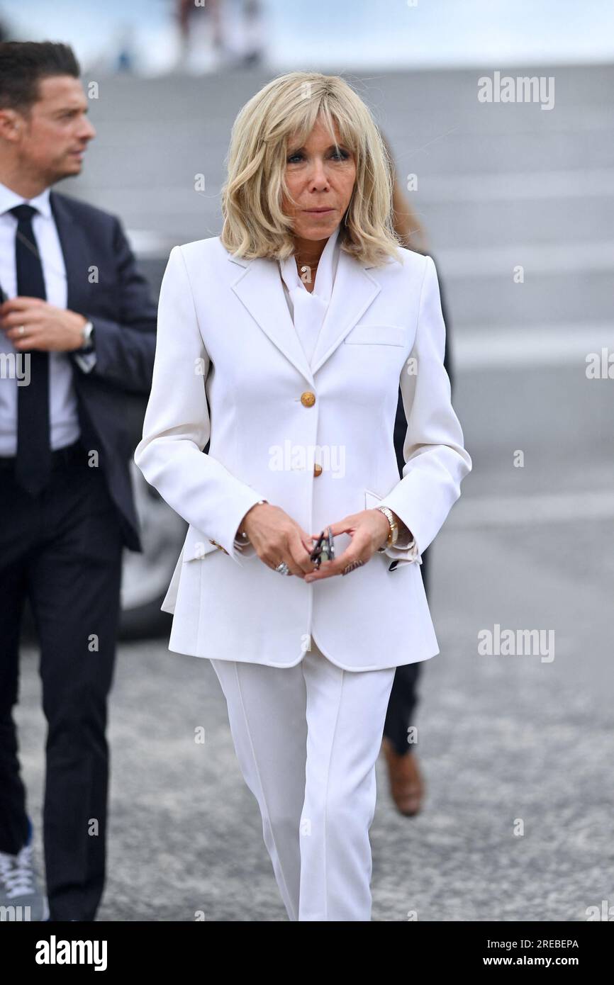 Frankreich. 26. Juli 2023. Die französische First Lady Brigitte Macron besucht Le Mont-Saint-Michel, ein Weltkulturerbe im Nordwesten Frankreichs, um die Bedeutung der Erhaltung von Kulturerbestätten auf der ganzen Welt am 26. Juli 2023 zu unterstreichen. Jill Biden machte ihren ersten offiziellen Besuch in Frankreich, seit ihr Mann US-Präsident wurde, um die USA zu begehen, wieder in die UNESCO einzutreten. Foto: Franck Castel/ABACAPRESS.COM Kredit: Abaca Press/Alamy Live News Stockfoto