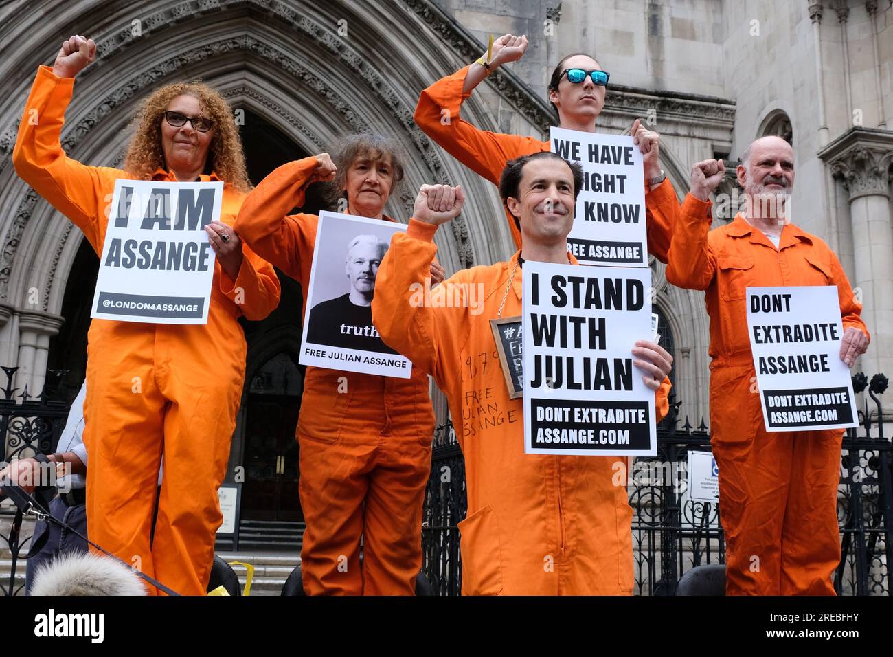 London, Großbritannien. Die Aktivisten von Free Julian Assange halten eine Fotoaktion ab, während der Gründer von WikiLeaks auf das Ergebnis seiner Berufung am High Court wartet. Stockfoto