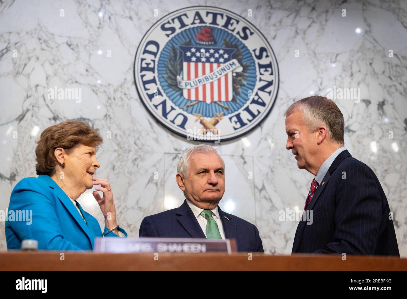 United States Senator Jeanne Shaheen (Demokrat von New Hampshire), United States Senator Jack Reed (Demokrat von Rhode Island), Vorsitzende, US Senate Committee on Armed Services, Und Senator Dan Sullivan (Republikaner von Alaska) spricht vor der Anhörung des Militärdienstes des Senats, um die Nominierungen von Generalleutnant Gregory M. Guillot, USAF, zum General und Commander, Kommando Nord, Kommando Nordamerikanische Luft- und Raumfahrt, zu prüfen. Und Generalleutnant Stephen N. Whiting, USSF, als General und Commander, United States Space Command, beide vom Departement De Stockfoto