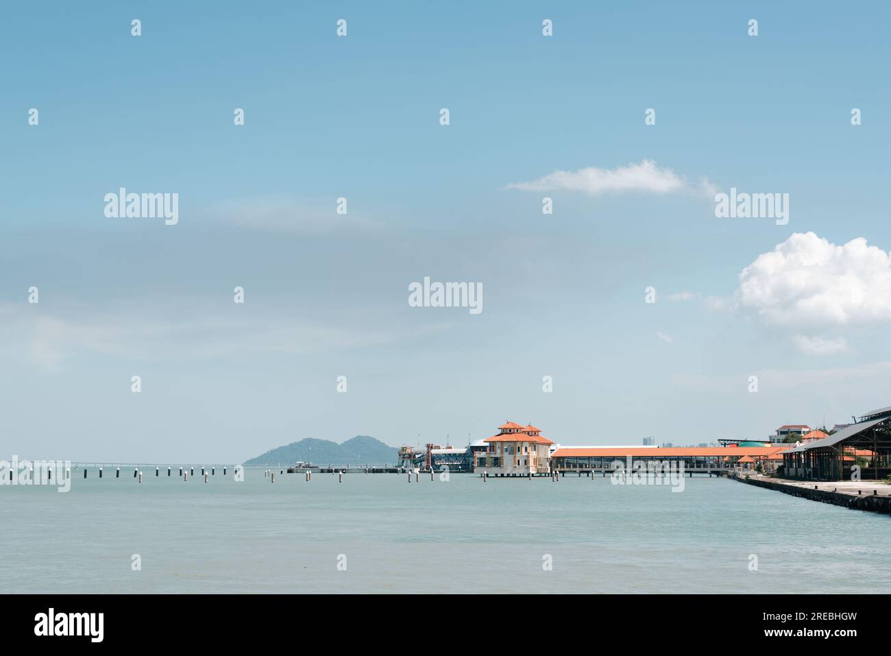 Blick auf das Meer und den Hafen von Georgetown in Penang, Malaysia Stockfoto