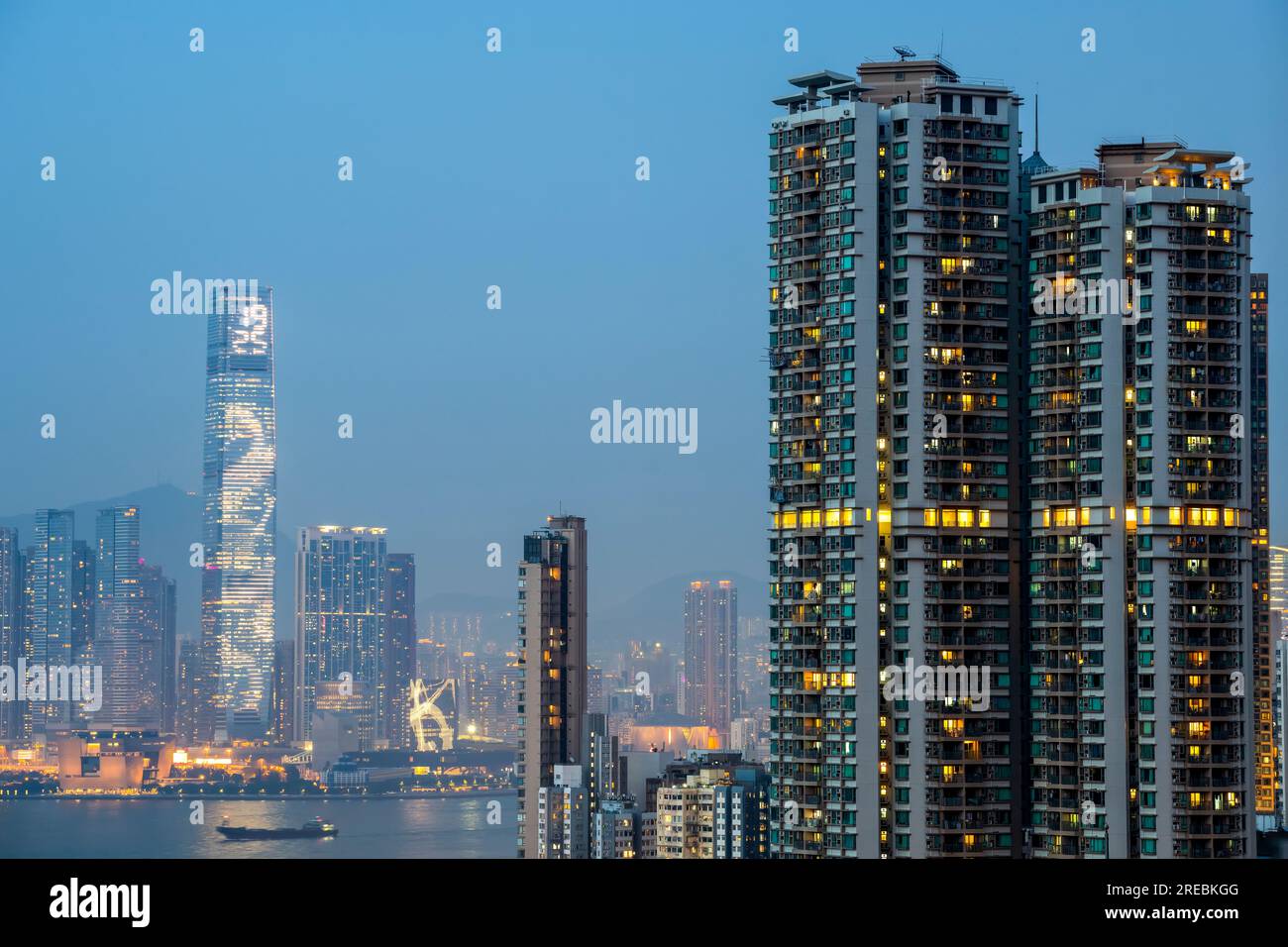 Luxuriöse Apartmentgebäude mit vollem Blick auf Victoria Harbour, Hongkong, China. Stockfoto