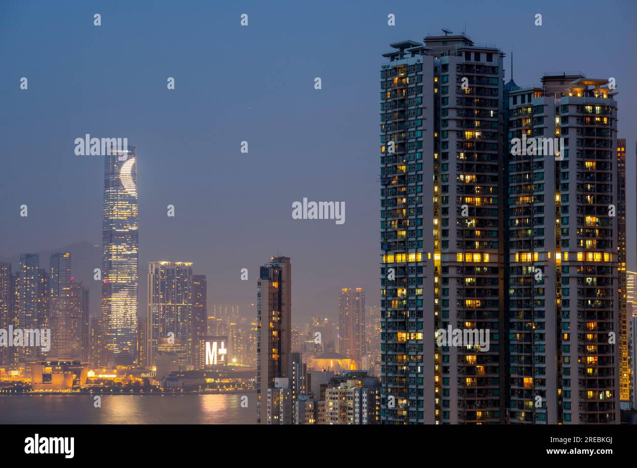 Luxuriöse Apartmentgebäude mit Blick auf Victoria Harbour, Hongkong, China. Stockfoto