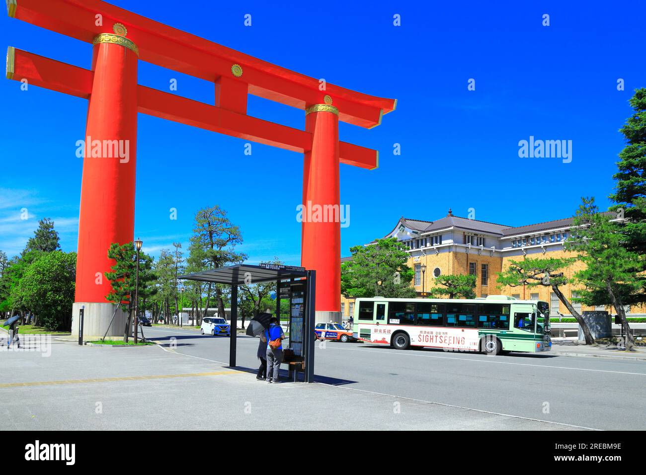 Otorii (großes Tor) des Heian-Jingu-Schreins und des Kyoto Municipal Museum of Art Stockfoto