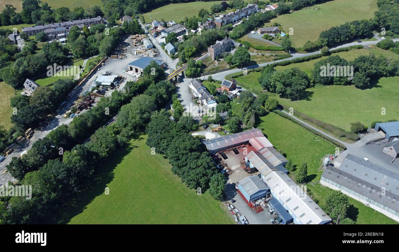Luftdrohnenfoto von Builth Road Station auf der Heart of Wales Line und Kreuzung mit der stillgelegten Mid Wales Railway, Powys, Wales Stockfoto
