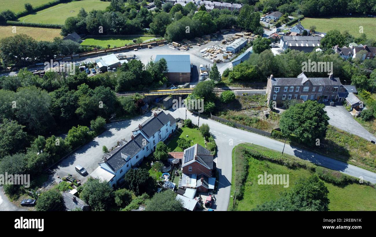 Luftdrohnenfoto von Builth Road Station auf der Heart of Wales Line und Kreuzung mit der stillgelegten Mid Wales Railway, Powys, Wales Stockfoto
