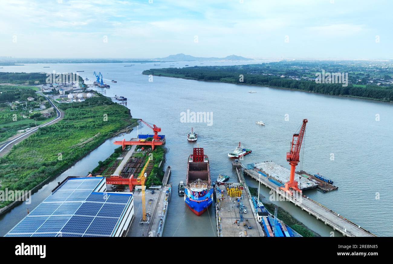 Ein Elektro-Containerschiff mit einer Kapazität von 700 TEUs wird am 26. Juli 2023 in Yangzhou City in der ostchinesischen Provinz Jiangsu gestartet. Stockfoto
