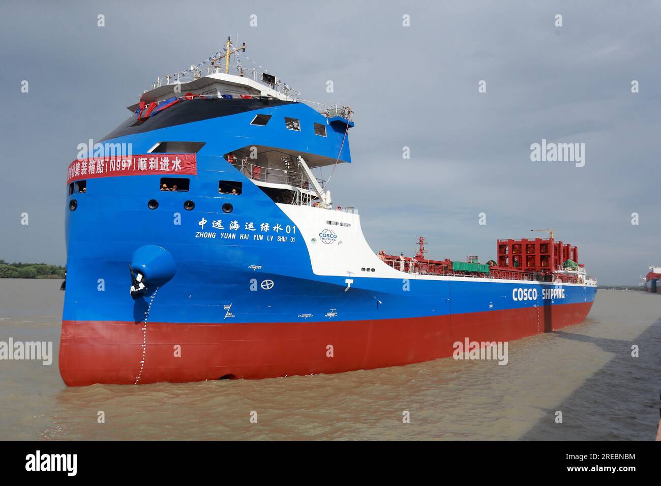 Ein Elektro-Containerschiff mit einer Kapazität von 700 TEUs wird am 26. Juli 2023 in Yangzhou City in der ostchinesischen Provinz Jiangsu gestartet. Stockfoto