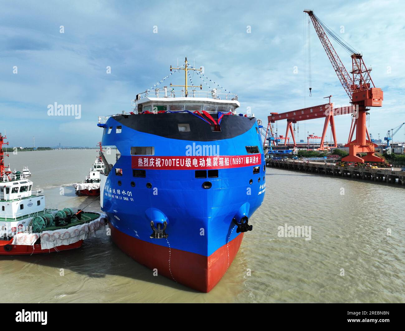 Ein Elektro-Containerschiff mit einer Kapazität von 700 TEUs wird am 26. Juli 2023 in Yangzhou City in der ostchinesischen Provinz Jiangsu gestartet. Stockfoto