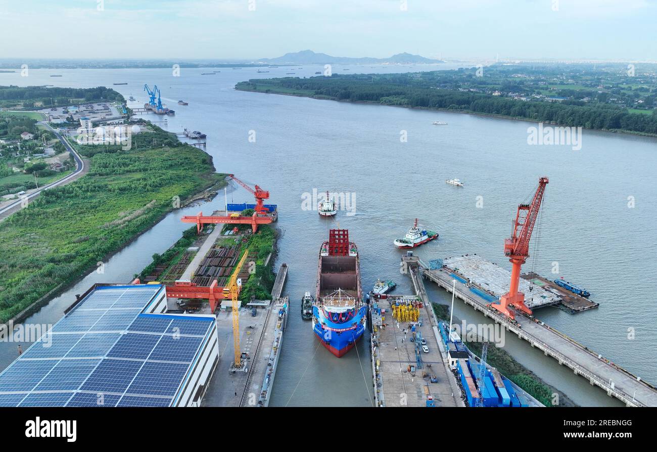 Ein Elektro-Containerschiff mit einer Kapazität von 700 TEUs wird am 26. Juli 2023 in Yangzhou City in der ostchinesischen Provinz Jiangsu gestartet. Stockfoto