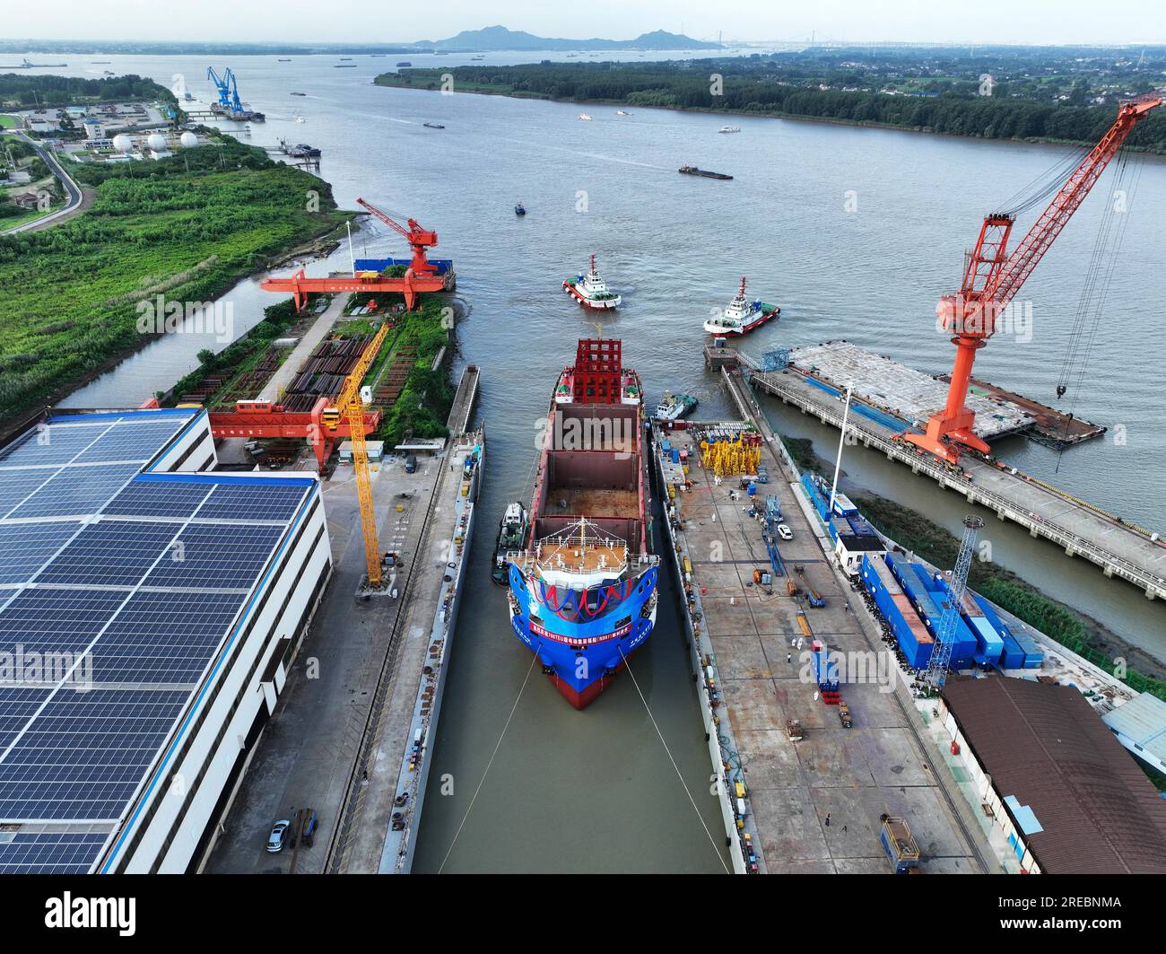 Ein Elektro-Containerschiff mit einer Kapazität von 700 TEUs wird am 26. Juli 2023 in Yangzhou City in der ostchinesischen Provinz Jiangsu gestartet. Stockfoto