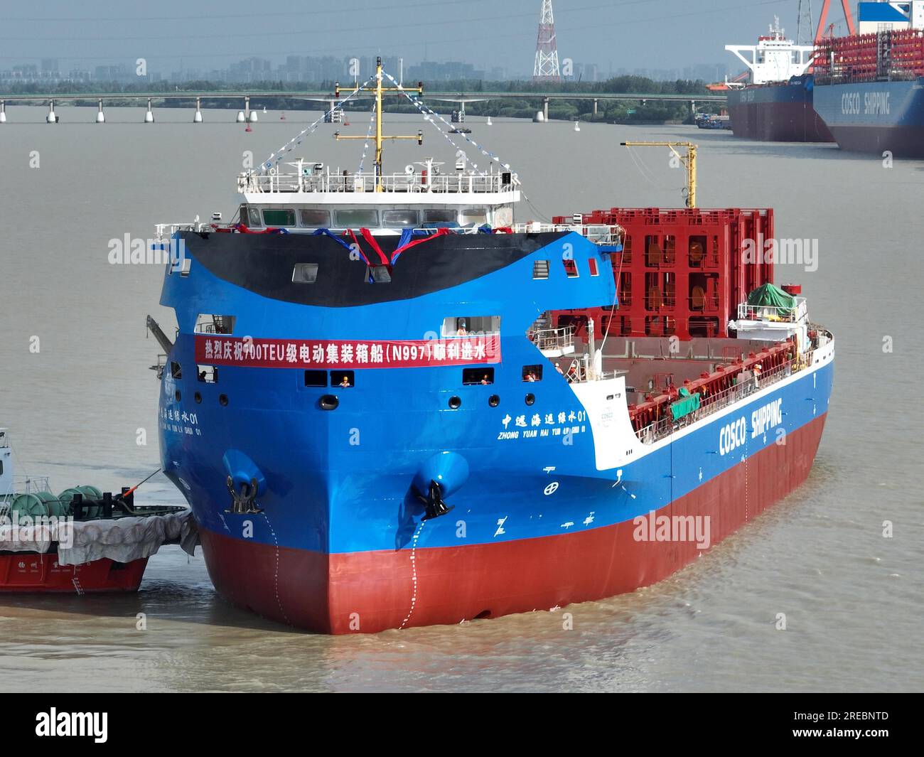 Ein Elektro-Containerschiff mit einer Kapazität von 700 TEUs wird am 26. Juli 2023 in Yangzhou City in der ostchinesischen Provinz Jiangsu gestartet. Stockfoto