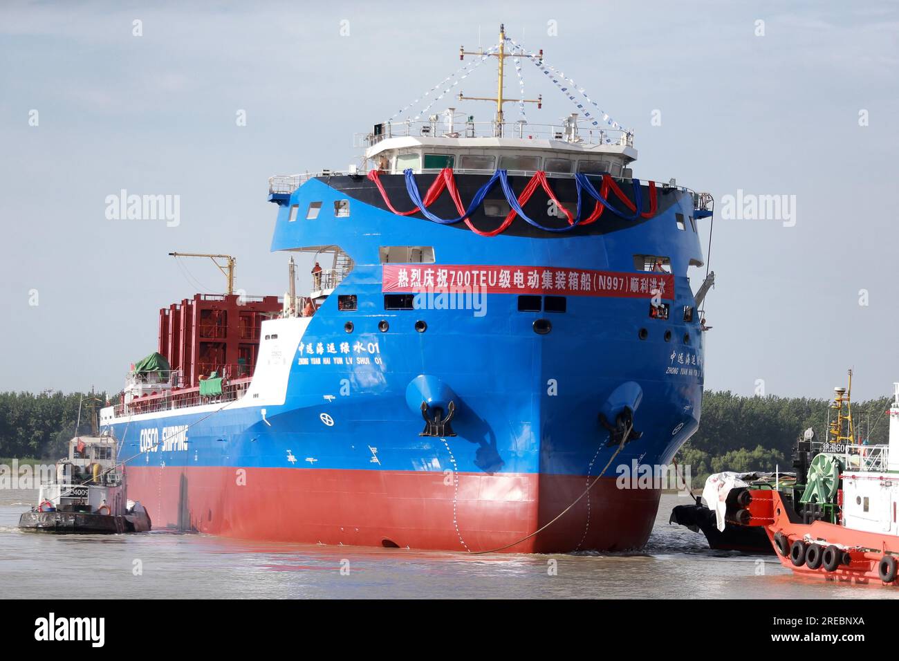 Ein Elektro-Containerschiff mit einer Kapazität von 700 TEUs wird am 26. Juli 2023 in Yangzhou City in der ostchinesischen Provinz Jiangsu gestartet. Stockfoto