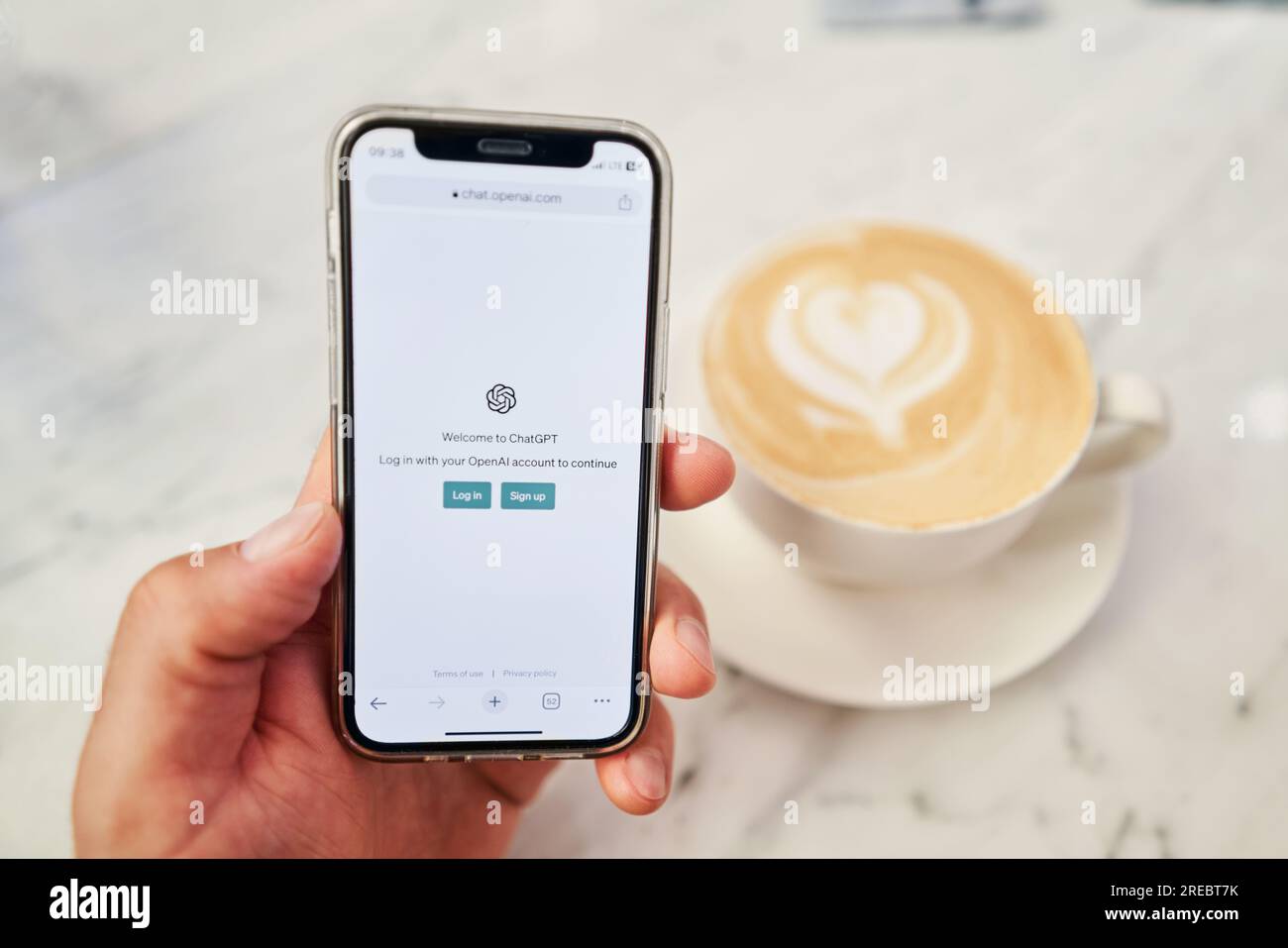 USA, Kalifornien – Juni 18 2023: ChatGPT-Chat bot-Bildschirm auf Smartphone und Laptop mit Chat-GPT-Anmeldebildschirm im Hintergrund. Eine neue KI Stockfoto
