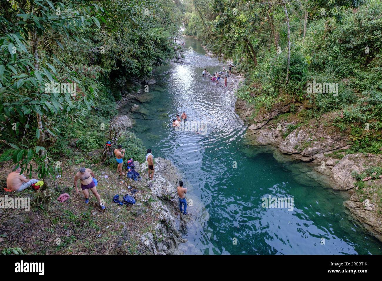 Badegäste im Fluss Cuatro Chorros, Lancetillo-La Parroquia, Zona Reina, Quiche, Guatemala, Mittelamerika Stockfoto