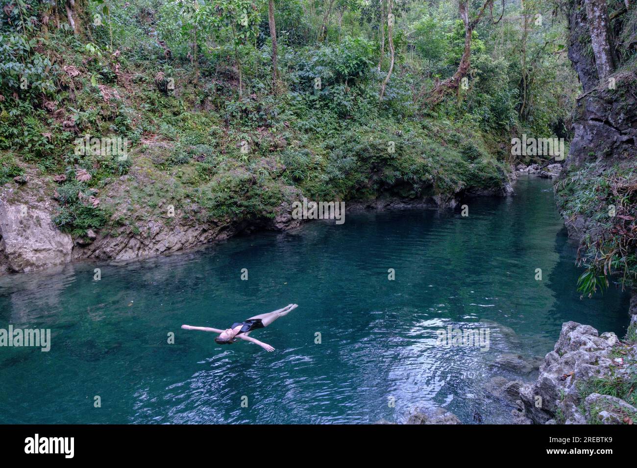 bather im Fluss Cuatro Chorros, Lancetillo-La Parroquia, Zona Reina, Quiche, Guatemala, Mittelamerika Stockfoto