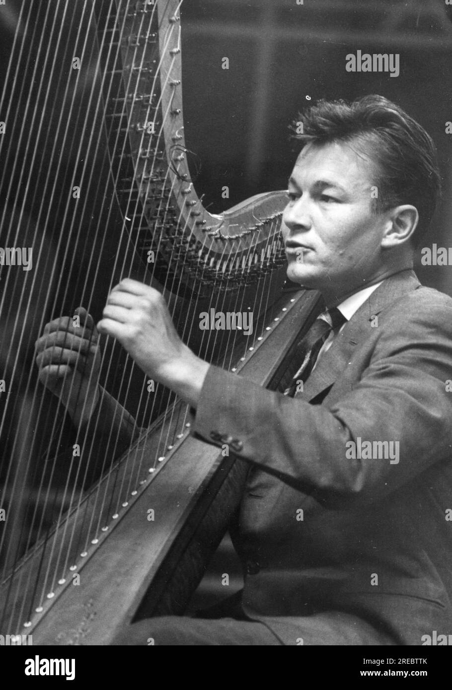 Teupen, Jonny, 9.1.1923 - 17,8.1991, deutscher Harfe und Komponist, während einer Bühnenaufführung, 1964, ZUSÄTZLICHE-RECHTE-FREIGABE-INFO-NICHT-VERFÜGBAR Stockfoto