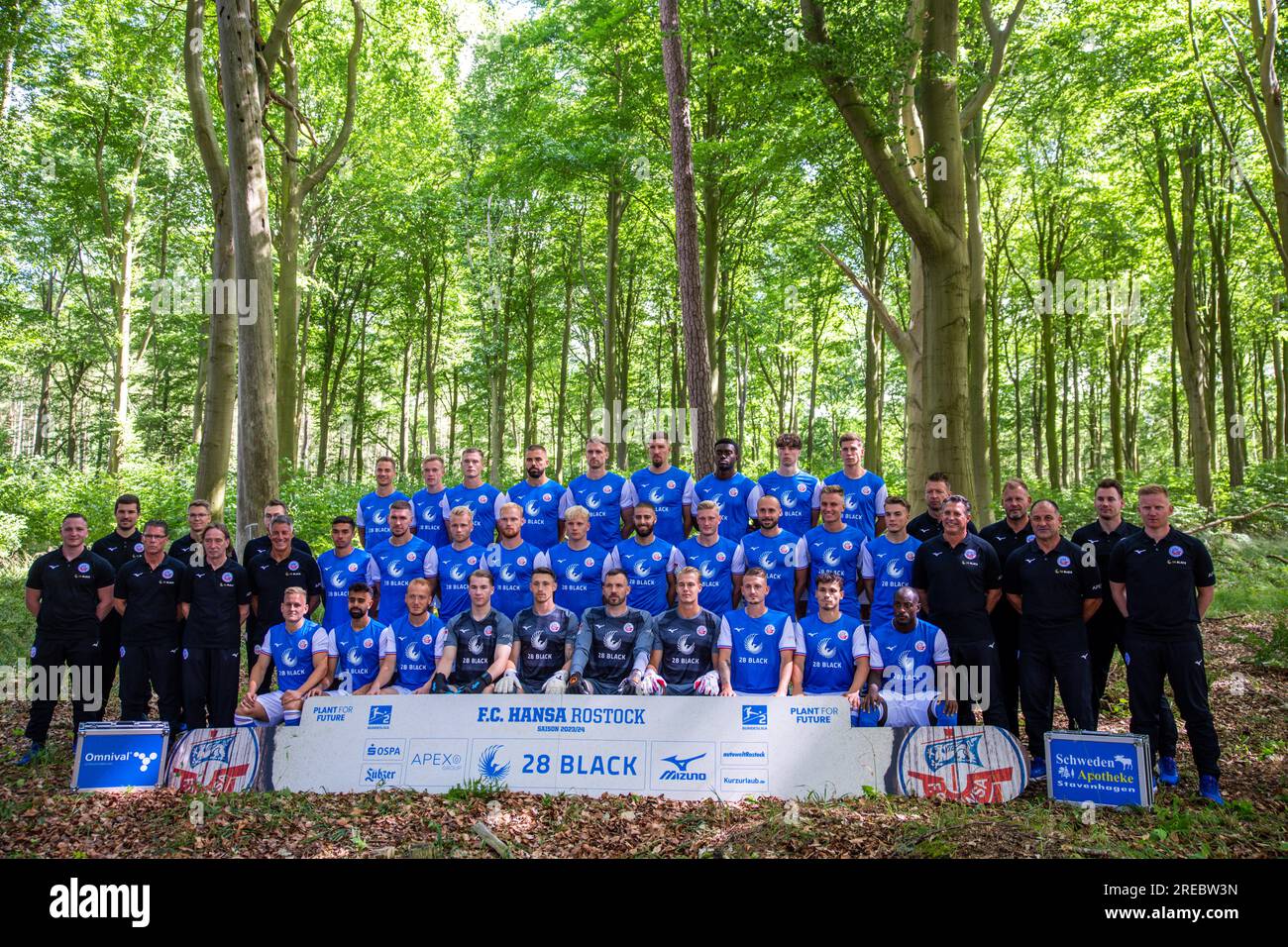 Bad Doberan, Deutschland. 20. Juli 2023. Teamfoto des FC Hansa Rostock vor Saisonbeginn 1023/24. Obere Reihe (von links nach rechts): Dennis Dressel, Felix Ruschke, Svante Ingelsson, Lukas Hinterseer, Oliver Hüsing, Janik Bachmann, Salomon Patrick Amougou Nkoa, Louis Köster, Alexander Rossipal. Mittlere Reihe (l.r.l.): Physiotherapeut Marcel Möller, Videoanalyst Vincent Leifholz, Physiotherapeut Frank Scheller, Teamarzt Dr. Martin Randow, Mediziner Andreas Thiem, Physiotherapeut Sebastian Schlettwein, Teamtrainer Alexander Ogrinc, John-Patrick Stra Credit: dpa/Alamy Live News Stockfoto