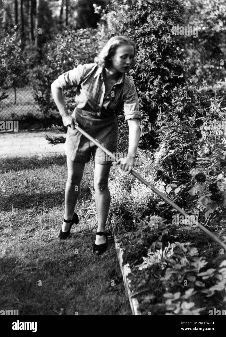 Ufer, Margo, deutsche Tänzerin und Schauspielerin, arbeitet in ihrem Garten, Berlin, 1930er, ZUSÄTZLICHE-RECHTE-FREIGABE-INFO-NICHT-VERFÜGBAR Stockfoto