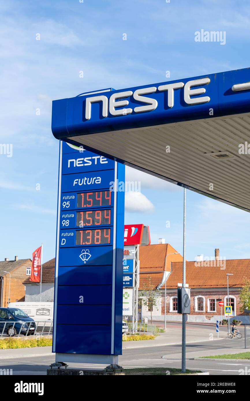 Valga, Estland - 07.19.2023: Tankstelle Neste, Tankstelle, Kraftstoffpreise Stockfoto