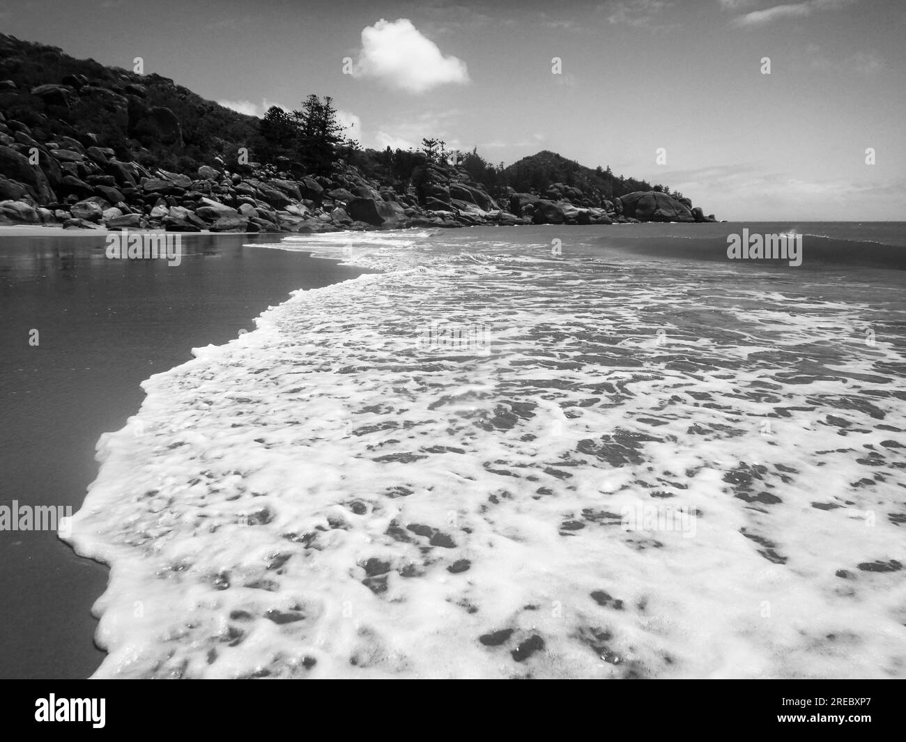 Ein felsiger Strand neben einem Gewässer in der Radical Bay auf Magnetic Island Stockfoto