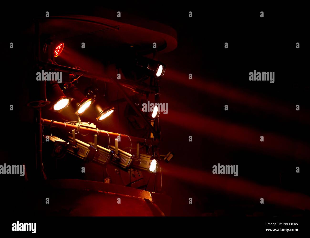 Abbildung: Theaterbox mit roten Scheinwerfern Stockfoto