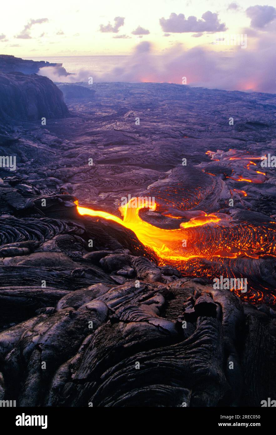 Kilauea Lava fließt in den Ozean im Hawaii Volcanoes National Park. Stockfoto